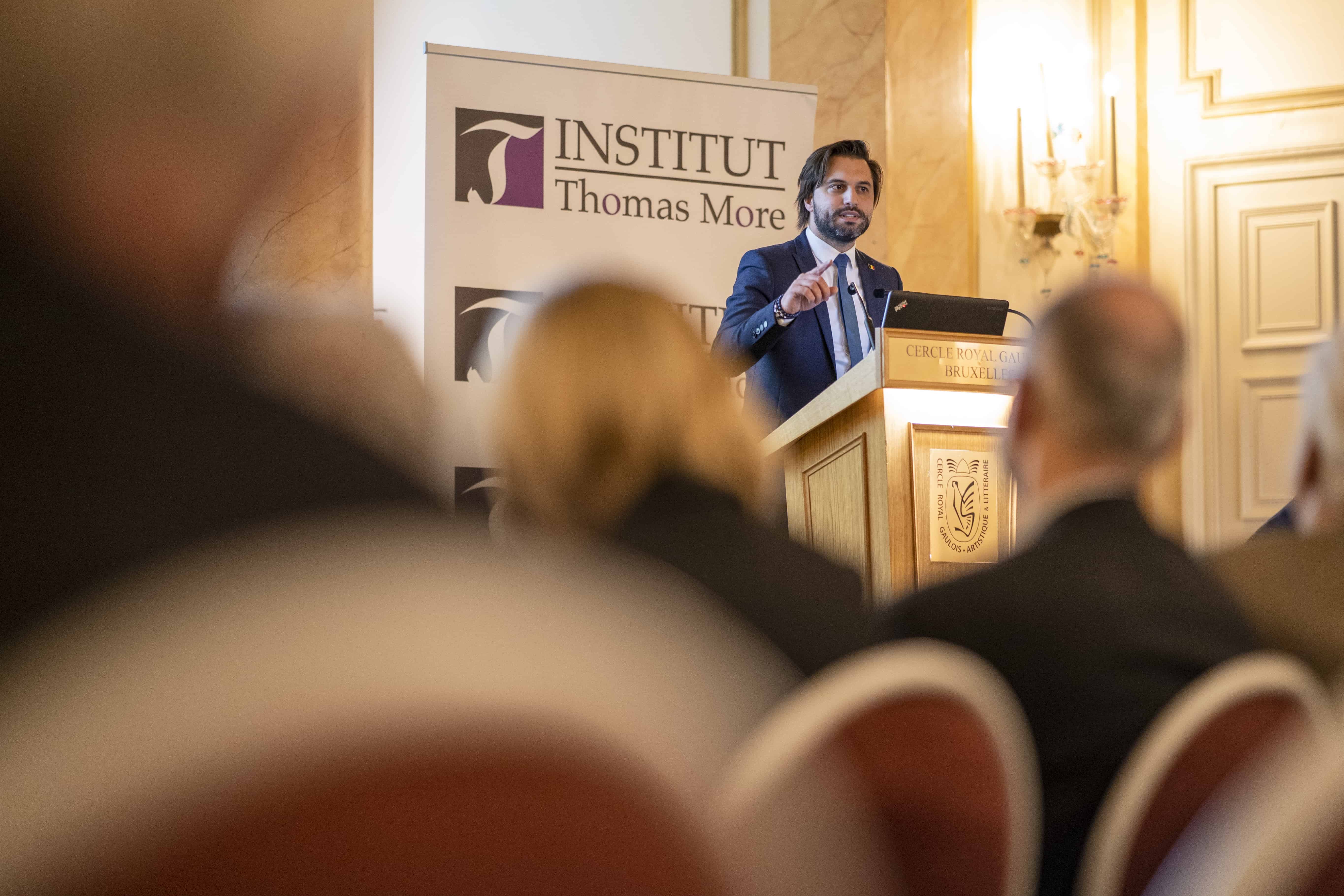 Photo de Georges Louis Bouchez lors d'une conférence à Bruxelles pour l'Institut Thomas More