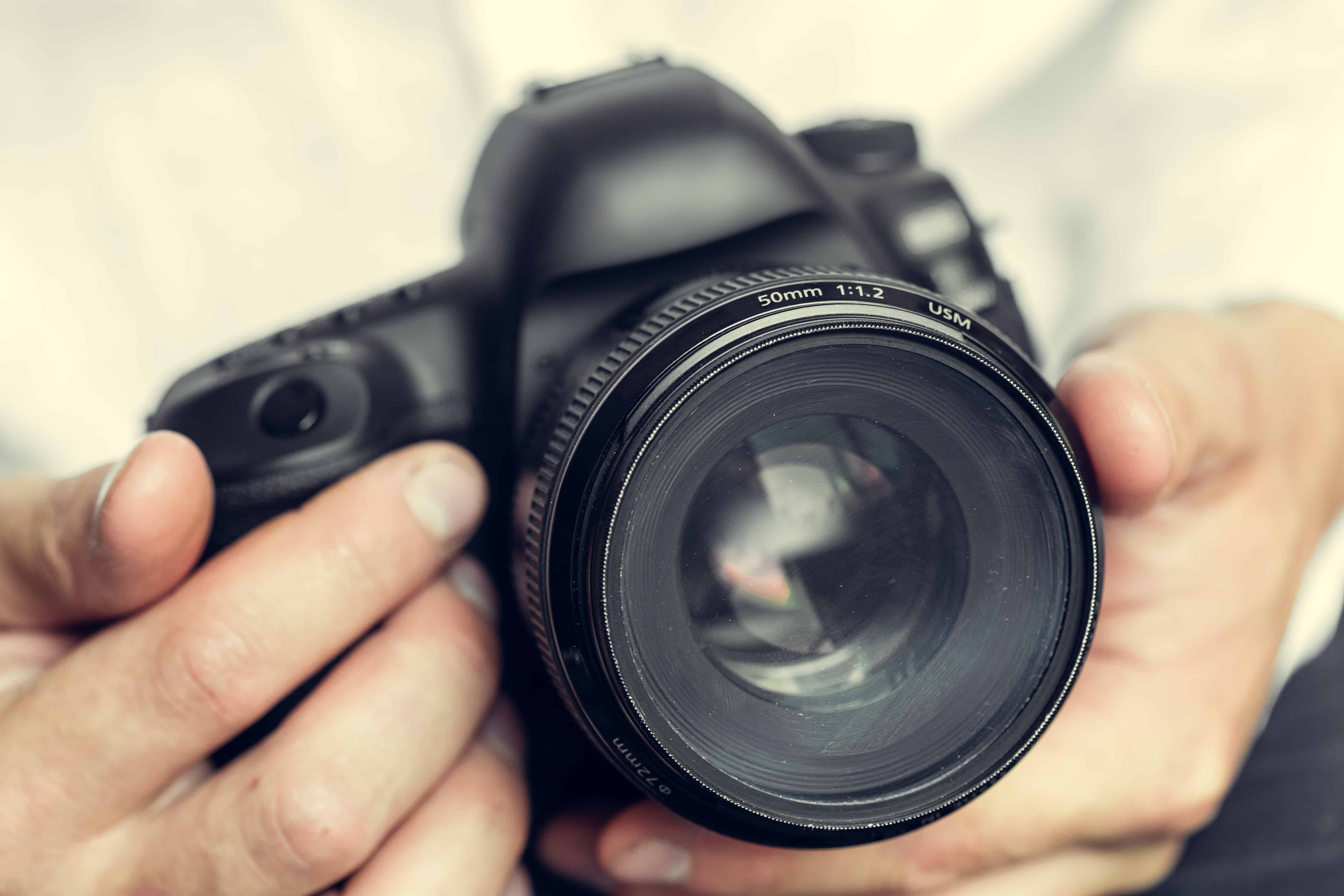 Appareil photo dans main