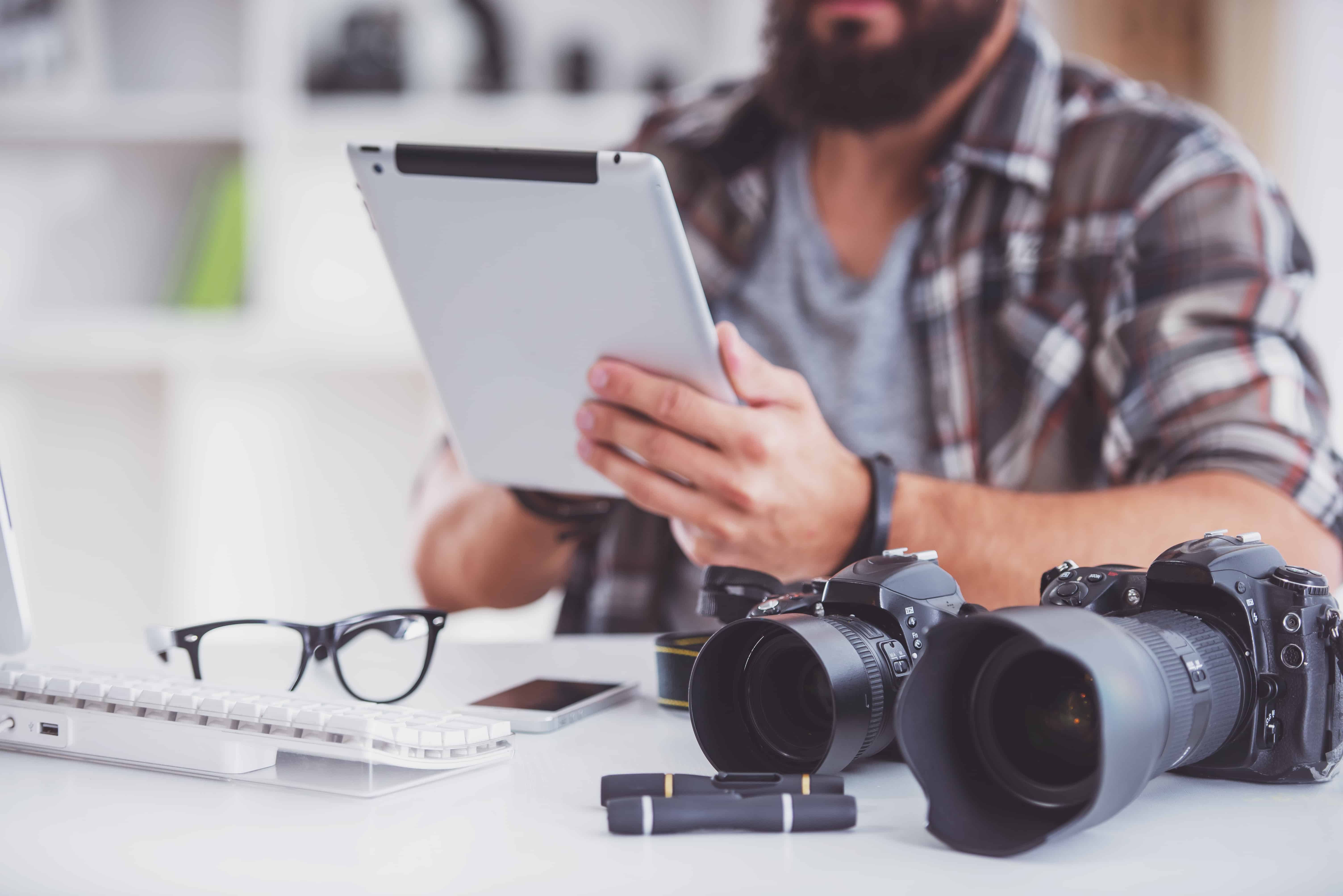 Photographe homme sur sa tablette