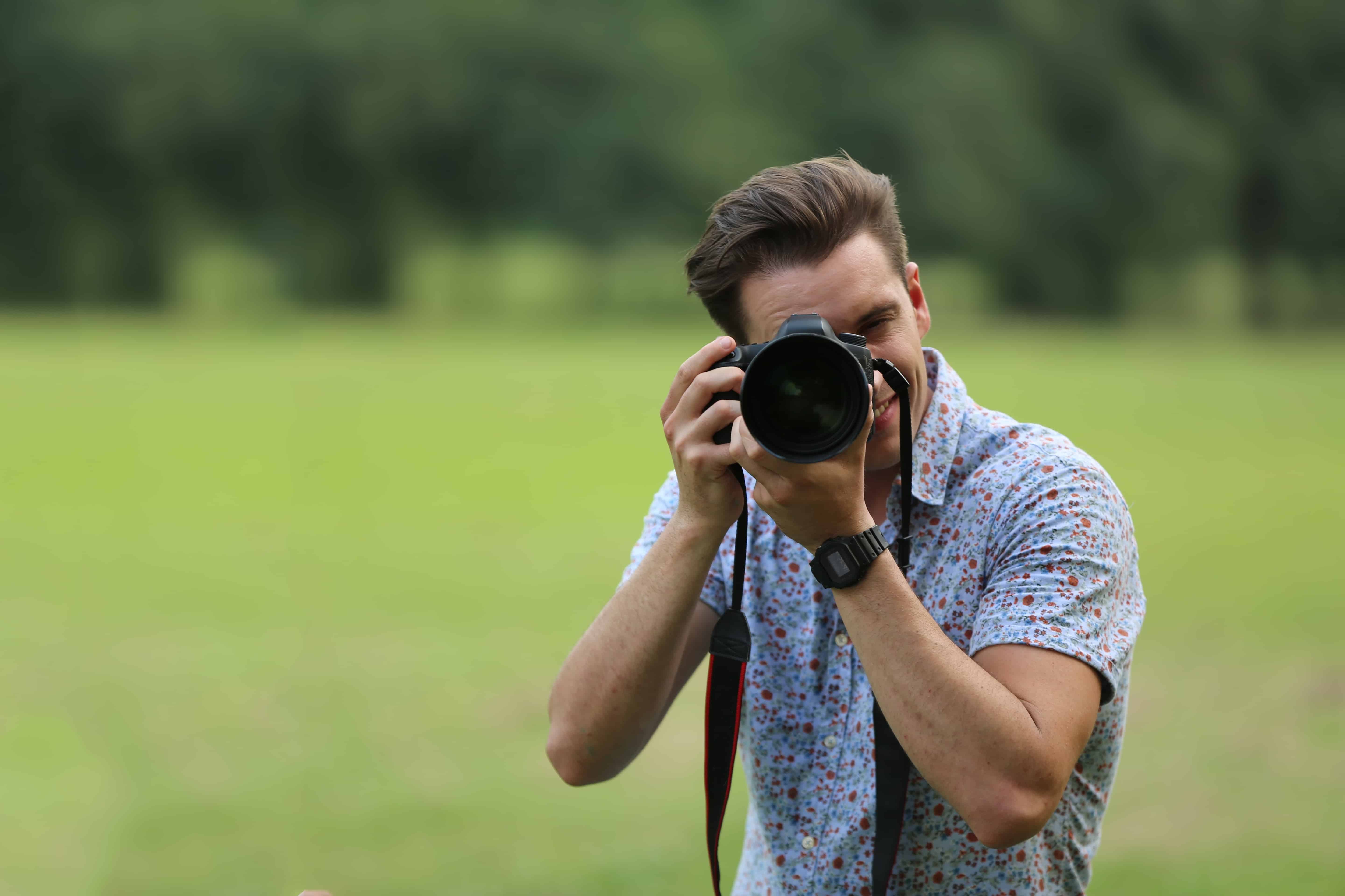 Photographe dans un jardin