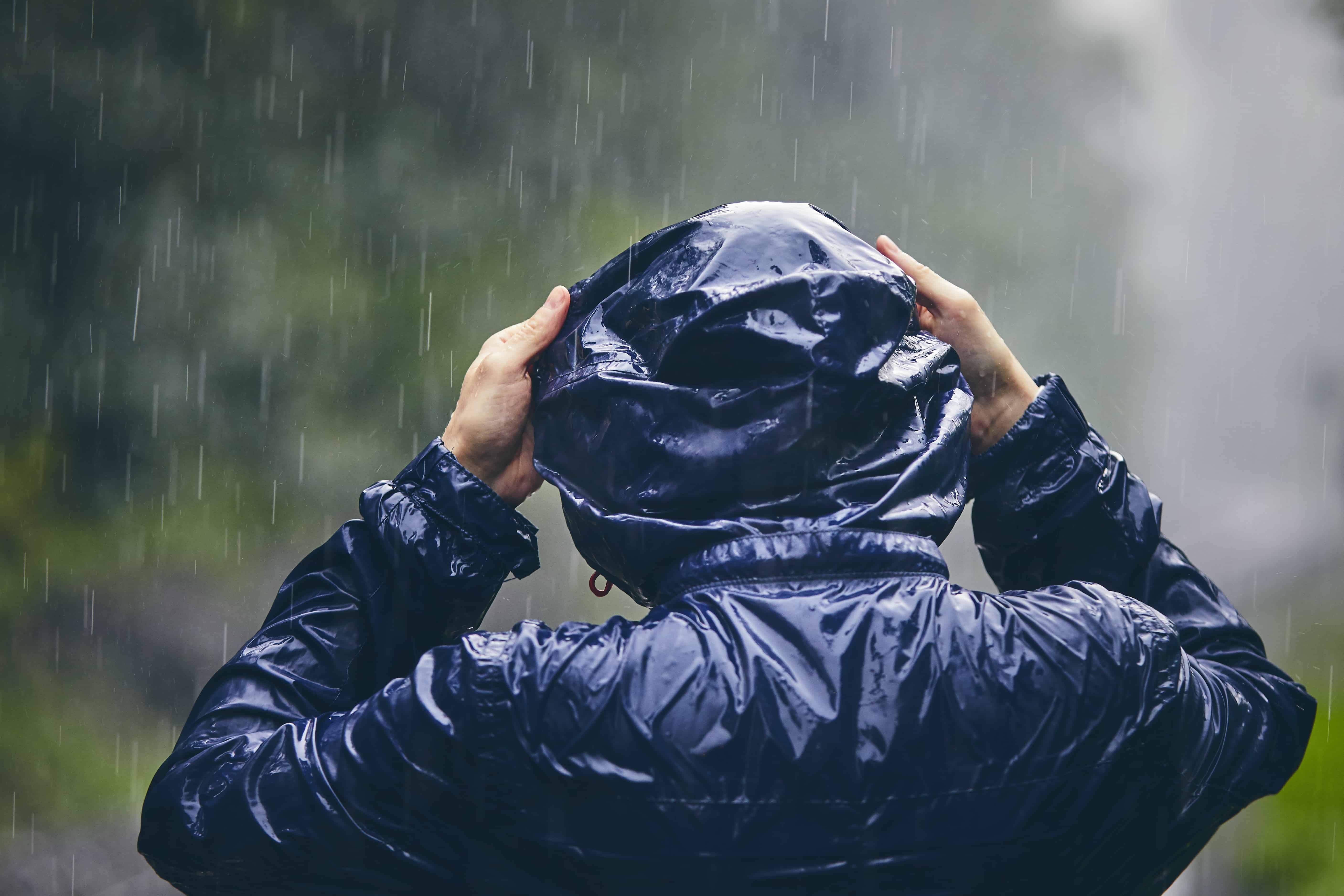 Homme de dos sous la pluie